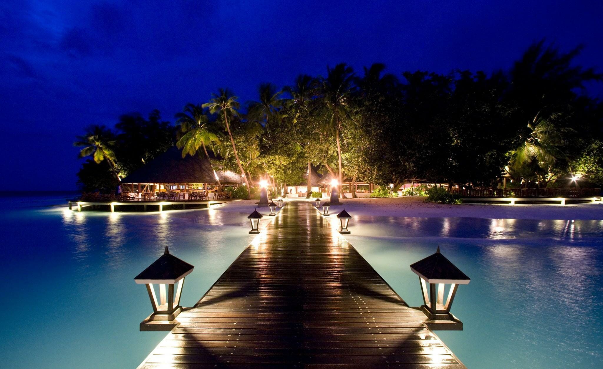 Weekend Essentials Vol. 16 – Deep & Tropical